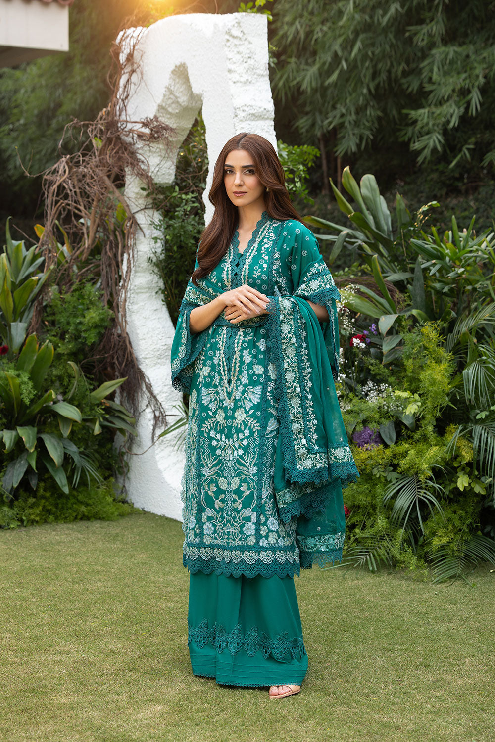 Sobia nazir design 8b luxury lawn 2025 unstitched