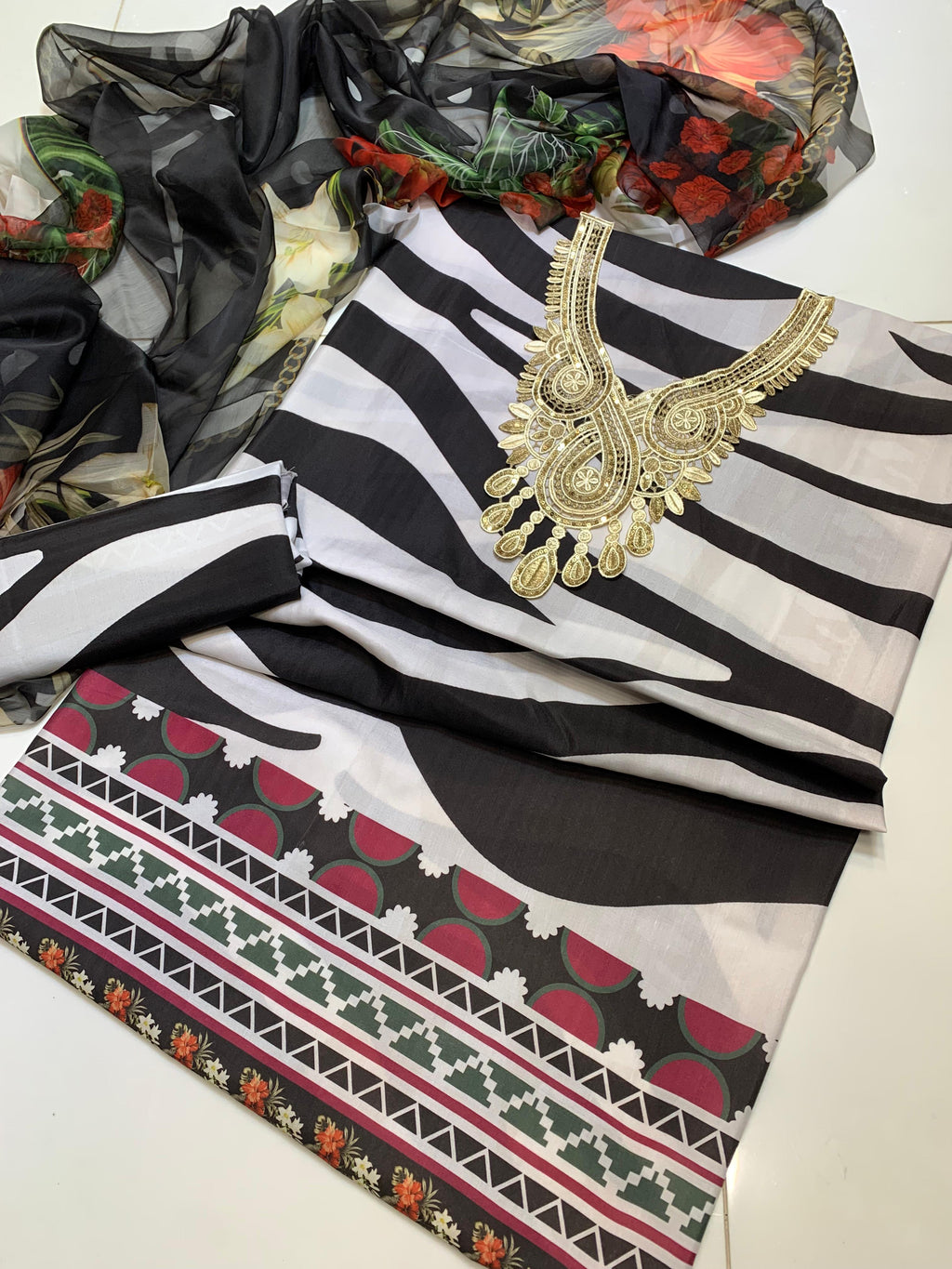 DIGITAL PRINTED EXCLUSIVE 3 PCS SWISS LAWN SUITS