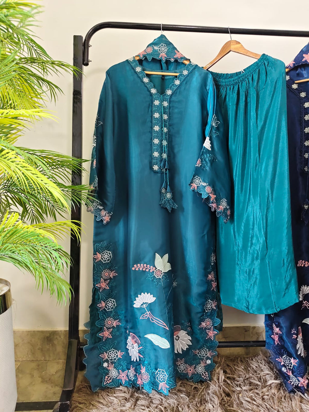 Trendy Farshi Kaftan  3 Pcs Luxury Silk