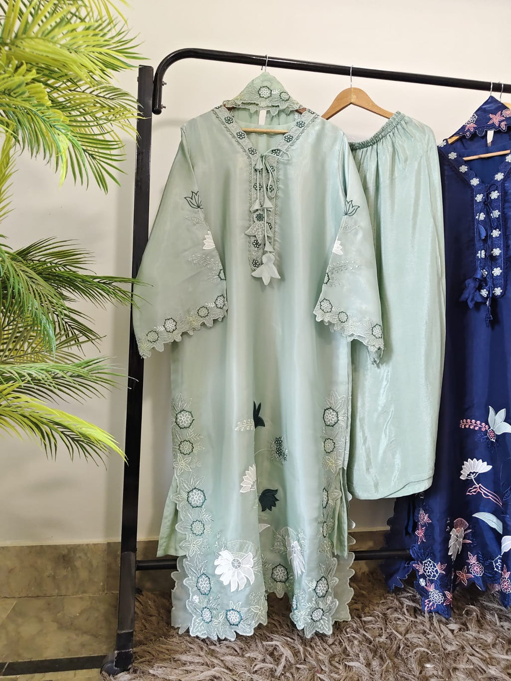 Trendy Farshi Kaftan  3 Pcs Luxury Silk