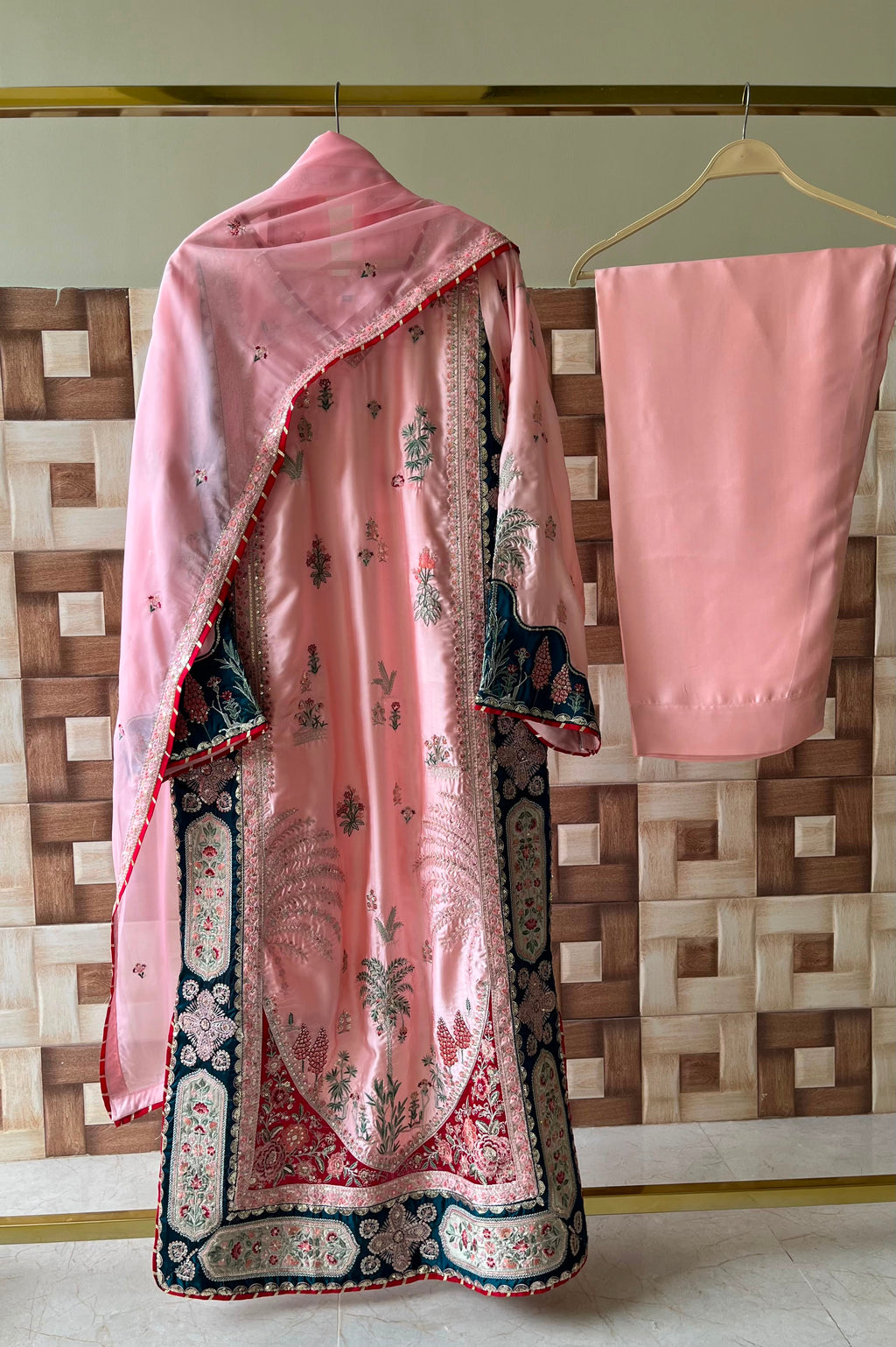 LUXURY EMBROIDERED & APPLIQUE SILK 3PC