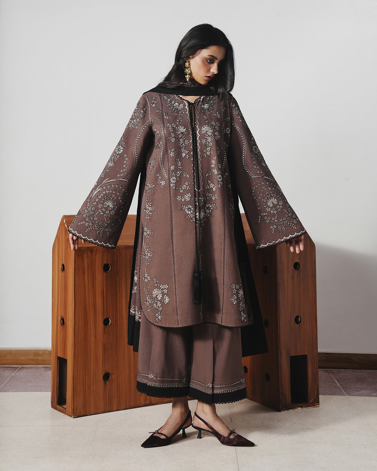 Jugnu Jabah – French Roast Embroidered Karandi 3PC Suit